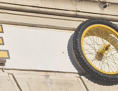 Shop front signage 3D illuminated letters for iBike rentals in Amsterdam